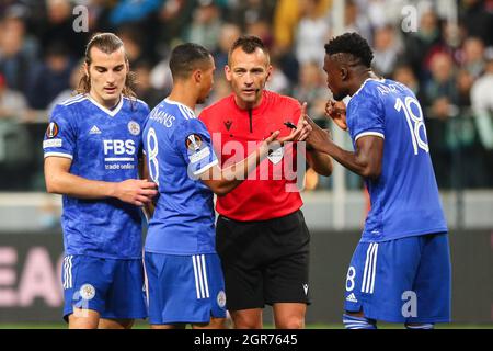 Warschau, Polen. September 2021. Schiedsrichter Ivan Bebek spricht mit Leicester Spielern während des Europa League Group C Fußballspiels zwischen Legia Warsaw und Leicester City in Warschau, Polen, 30. September 2021. Quelle: Adam Starszynski/Xinhua/Alamy Live News Stockfoto