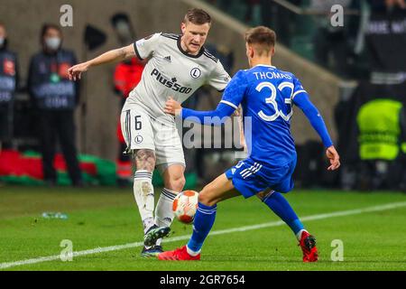 Warschau, Polen. September 2021. Matias Johansson (L) aus Legia tritt beim Fußballspiel der Europa League Gruppe C zwischen Legia Warschau und Leicester City in Warschau, Polen, am 30. September 2021 an. Quelle: Adam Starszynski/Xinhua/Alamy Live News Stockfoto