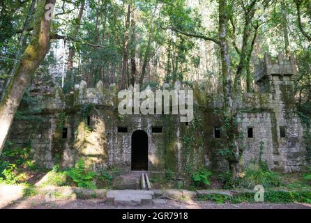 Schloss im verwunschenen Wald von Aldan. Cangas - Spanien Stockfoto