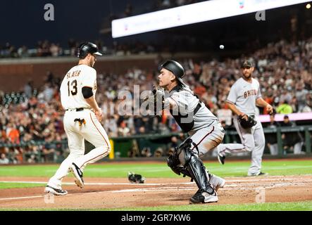 San Francisco, Kalifornien, USA. September 2021. Arizona Diamondbacks Catcher Carson Kelly (18) verpasst es, einen Tag auf den San Francisco Giants Mittelfeldspieler Austin Slater (13) zu setzen, während eines MLB-Spiels zwischen den Arizona Diamondbacks und den San Francisco Giants im Oracle Park in San Francisco, Kalifornien. Valerie Shoaps/CSM/Alamy Live News Stockfoto