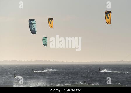 Kapstadt, Südafrika. September 2021. Surfer genießen Kitesurfen am Meer in Kapstadt, Südafrika, 30. September 2021. Quelle: Chen Cheng/Xinhua/Alamy Live News Stockfoto