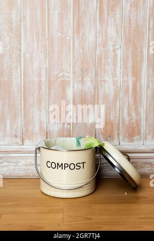 Lebensmittelabfälle aus der heimischen Küche zur umweltfreundlichen Entsorgung und Kompostierung von verschwendeten Lebensmitteln durch Recycling in einem Kompostbehälter zu Hause Stockfoto