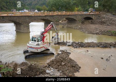 Altenburg, Deutschland. September 2021. Ein Bagger verleiht der Ahr nach der Flutkatastrophe eine neue Struktur. (To dpa: Überflutete Rotweinstraße im Ahrtal noch lange unterbrochen) Quelle: Thomas Frey/dpa/Alamy Live News Stockfoto