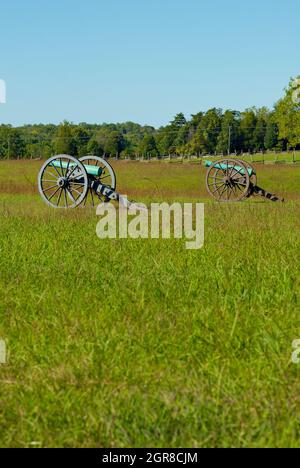 Manassas, Virginia, USA - 29. September 2021: Zwei konföderierte Kanonen aus dem Bürgerkrieg sitzen auf einem Feld in der Nähe von 'Henry Hill' im Manassas Battlefield National Park. Stockfoto