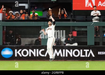 San Francisco, Kalifornien, USA. September 2021. Der San Francisco Giants Mittelfeldspieler Austin Slater (13) fliegt während eines MLB-Spiels zwischen den Arizona Diamondbacks und den San Francisco Giants im Oracle Park in San Francisco, Kalifornien, tief in die Mitte. Valerie Shoaps/CSM/Alamy Live News Stockfoto