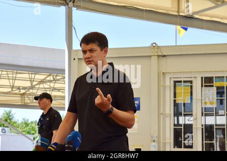 Mayorsk, Ukraine. Juli 2020. Der Vorsitzende der Werchowna Rada der Ukraine, Dmytro Razumkov, sah sich bei der Pressekonferenz während des Besuchs am Mayorsker Checkpoint in der Ostukraine zwischen der Volksrepublik Donezk und dem Rest der Ukraine an. Die Abgeordneten der Werchowna Rada der Ukraine werden am 30. September 2021 mit dem Sammeln von Unterschriften für den Rücktritt des Vorsitzenden der Werchowna Rada Dmytro Razumkov beginnen. (Foto von Andriy Andriyenko/SOPA Images/Sipa USA) Quelle: SIPA USA/Alamy Live News Stockfoto