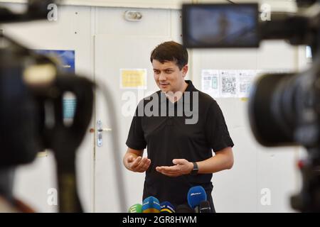 Mayorsk, Ukraine. Juli 2020. Der Vorsitzende der Werchowna Rada der Ukraine, Dmytro Razumkov, sah sich bei der Pressekonferenz während des Besuchs am Mayorsker Checkpoint in der Ostukraine zwischen der Volksrepublik Donezk und dem Rest der Ukraine an. Die Abgeordneten der Werchowna Rada der Ukraine werden am 30. September 2021 mit dem Sammeln von Unterschriften für den Rücktritt des Vorsitzenden der Werchowna Rada Dmytro Razumkov beginnen. (Foto von Andriy Andriyenko/SOPA Images/Sipa USA) Quelle: SIPA USA/Alamy Live News Stockfoto