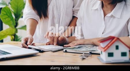 Vor der Zahlung der Hausrechnung über Internet-Anwendung, der Mitbewohner hilft bei der Überprüfung der Rechnung. Stockfoto