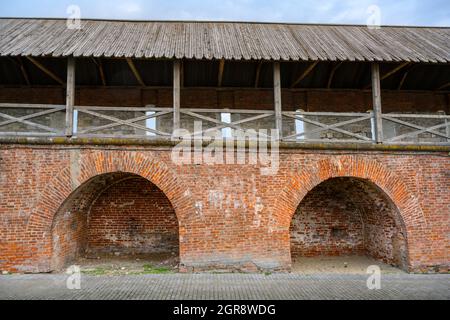 Fragment der Backsteinfestungsmauer des Kasaner Kremls des 16. Jahrhunderts, Russland Stockfoto