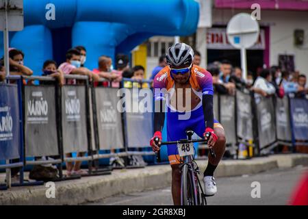 Buesaco, Kolumbien. September 2021. Erste Etappe des Wettbewerbs Vuelta a Nariño zwischen den Gemeinden La Cruz und Buesaco. Als Mitglied des Teams "Saitel" erreichte das Ziel in Buesaco, Nariño - Kolumbien am 30. September 2021 Quelle: Long Visual Press/Alamy Live News Stockfoto