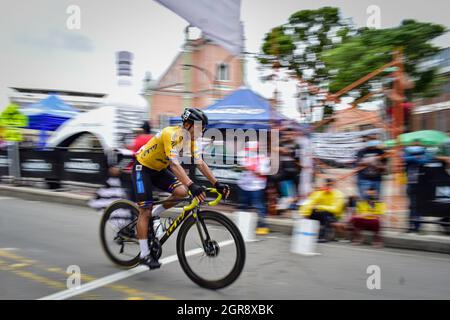 Buesaco, Kolumbien. September 2021. Erste Etappe des Wettbewerbs Vuelta a Nariño zwischen den Gemeinden La Cruz und Buesaco. Als Darwin Atapuma-Mitglied des Teams 'Colombia tierra de atletas' am 30. September 2021 in Buesaco, Nariño, Kolumbien, die Grenze überquert Credit: Long Visual Press/Alamy Live News Stockfoto