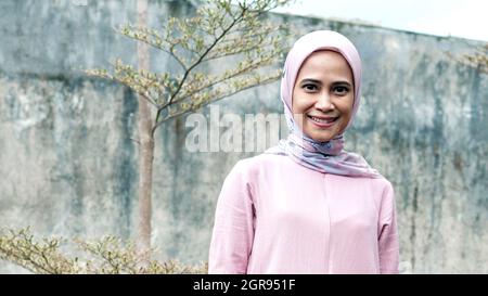 Porträt Einer Schönen Asiatischen Frau, Die Hijab Trägt Stockfoto
