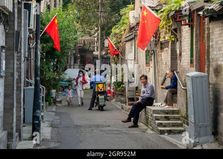 Peking, China. September 2021. Hutong vor dem Nationalfeiertag und der Goldenen Woche in der Innenstadt von Peking, China, mit chinesischen Flaggen geschmückt am 30/09/2021 von Wiktor Dabkowski Credit: dpa/Alamy Live News Stockfoto