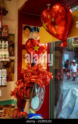 Peking, China. September 2021. Store dekoriert mit chinesischen Flaggen und Ballons vor dem Nationalfeiertag und der Goldenen Woche in der Innenstadt von Peking, China am 30/09/2021 von Wiktor Dabkowski Credit: dpa/Alamy Live News Stockfoto