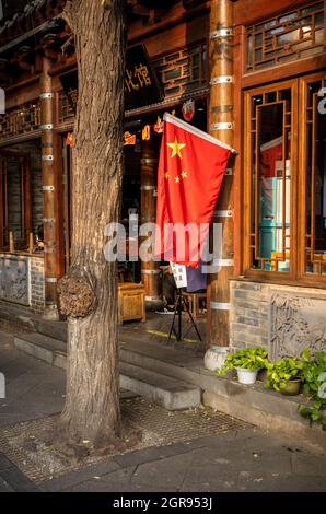 Peking, China. September 2021. Shop dekoriert mit chinesischen Fahnen vor dem Nationalfeiertag und der Goldenen Woche in der Innenstadt von Peking, China am 30/09/2021 von Wiktor Dabkowski Credit: dpa/Alamy Live News Stockfoto