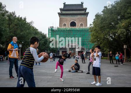 Peking, China. September 2021. Kinder genießen ihre Freizeit während des Nationaltages und der Goldenen Woche in der Innenstadt von Peking, China am 30/09/2021 von Wiktor Dabkowski Credit: dpa/Alamy Live News Stockfoto