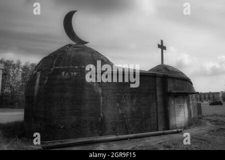 HERNE, DEUTSCHLAND - 31. Aug 2021: Das Kunstwerk 'Migration Cross and Half-Moon' zum Gedenken an Migranten aus der Türkei und Polen Stockfoto