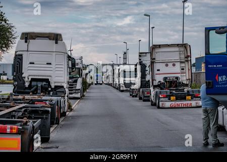 HERNE, DEUTSCHLAND - 31. Aug 2021: Die ehemalige Kohlemine Friedrich der große verwandelte sich in Herne in ein Logistikzentrum voller Lastwagen Stockfoto