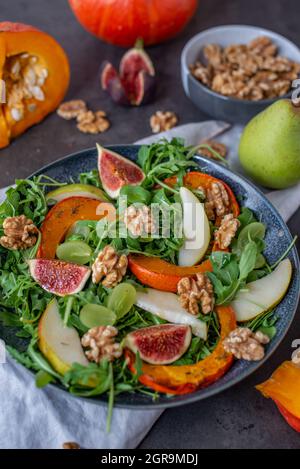 Kürbissalat im Herbst und Feigen, Birnen und Walnüsse Stockfoto