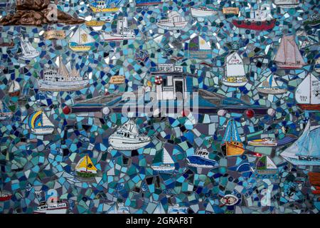 Das 25th Street Mosaic ist ein großes Wandgemälde, das alle Sehenswürdigkeiten in San Pedro, einem Viertel in Los Angeles, CA, USA, zeigt. Stockfoto