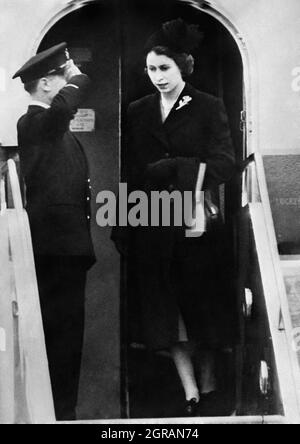 Datei-Foto vom 07/02/52 von Königin Elizabeth II., die zum ersten Mal seit ihrem Beitritt britische Böden begab, als sie nach ihrem Tag- und Nachtflug aus Kenia nach dem Tod ihres Vaters, König George VI., am Flughafen London landete Die Königin und der Prinz von Wales werden später im Balmoral-Anwesen in Aberdeenshire einen Baum Pflanzen, um eine besondere Initiative vor ihrem Platin-Jubiläum zu feiern. Ausgabedatum: Freitag, 1. Oktober 2021. Stockfoto