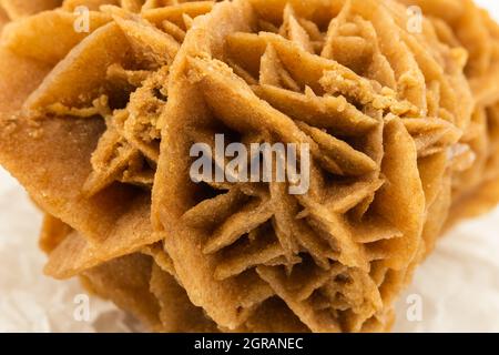 Wüstenrose, mineralisch im Vordergrund Stockfoto