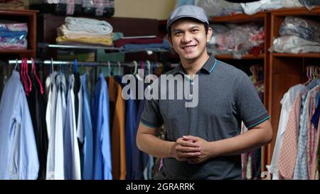 Junger Unternehmer Steht Im Tuchladen Stockfoto