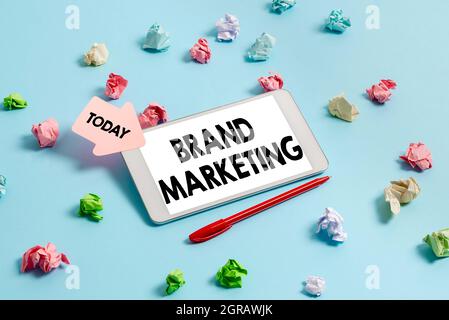 Schreiben mit Text Markenmarketing. Unternehmensübersicht Sensibilisierung für Produkte weltweit Brainstorming zu Technologieproblemen Stockfoto