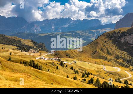 Blick über den Grödner Pass, Dolomiten, Südtirol Stockfoto