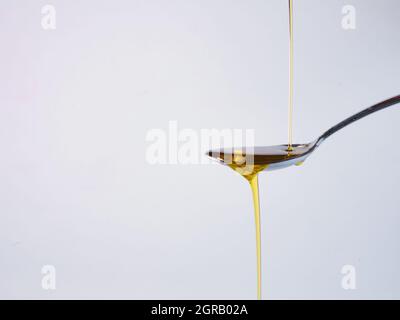 Frisches Olivenöl in den Löffel gießen Stockfoto