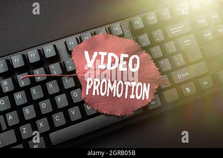 Schreiben mit Text Video Promotion. Konzeptfoto ein Video oder Kurzfilm, der für etwas wirbt oder für etwas wirbt, in das schriftliche Notizen umgewandelt werden Stockfoto