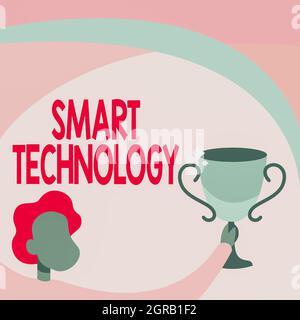 Text mit Inspiration Smart Technology. Schaufenster zum Schutz und zur Vermeidung von Fehlern in Festplatten man Holding Trophy Cup Up High Stockfoto