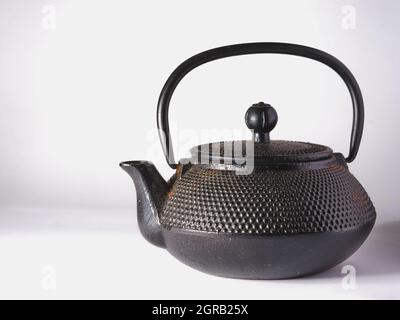 Schwarze gusseiserne Teekannen auf weißem Hintergrund. Stockfoto