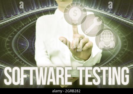 Inspiration zeigt Zeichen Software Testing. Konzeptfoto Bewerten Sie die Funktionalität einer Software-Anwendung Lady in Uniform Holding Phone Virtual Stockfoto