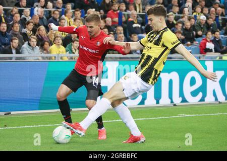 Arnhem, Pays Bas. September 2021. Benjamin Bourigeaud von Stade Rennais und Jacob Rasmussen von Vitesse während der UEFA Europa Conference League, des Fußballspiels der Gruppe G zwischen Vitesse Arnhem und Stade Rennais (Rennes) am 30. September 2021 im GelreDome in Arnhem, Niederlande - Foto Laurent Lairys/DPPI Quelle: DPPI Media/Alamy Live News Stockfoto