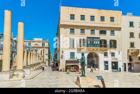 Denkmal des Großmeisters Jean de la Valette und Überreste des Königlichen Opernhauses - Valletta, Malta. Stockfoto