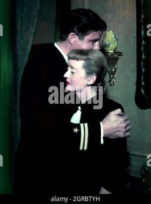 JAMES / JIM DAVIS und BETTE DAVIS Color Portrait Embracing in WINTER MEETING 1948 Regisseur BRETAIGNE gewinnt Roman Ethel Vance Musik Max Steiner Produzent Henry Blanke Warner Bros. Stockfoto