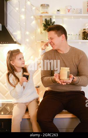 Papa und Tochter genießen Erdnuss- oder Mandelbutter, Erdnussbutter-Sandwich Stockfoto