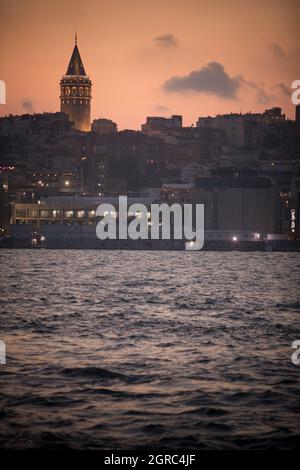 Abendaufnahme mit Blick auf den Galata-Turm, in Istanbul, Türkei. Stockfoto