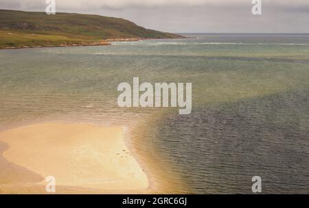 Ein Blick von der Halbinsel Cape Wrath auf eine Sandbank mit grauen Robben im Kyle of Durness, der nach Norden hinaus auf das Meer und den Horizont blickt Stockfoto