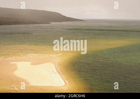 Ein Blick von der Halbinsel Cape Wrath auf eine Sandbank mit grauen Robben im Kyle of Durness, der nach Norden hinaus auf das Meer und den Horizont blickt Stockfoto