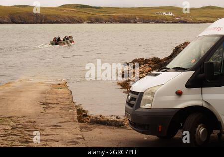 Passagiere, die den Kyle of Durness mit der kleinen Passagierfähre von der Halbinsel Cape Wrath auf die Durness-Seite mit dem Minibus im Blick überqueren Stockfoto