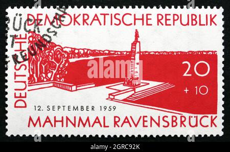 DDR - UM 1957: Eine in der DDR gedruckte Briefmarke zeigt Mahnmal Ravensbruck, Memorial Park und See, Frauenkonzentrationslager während des Zweiten Weltkriegs, um 1957 Stockfoto