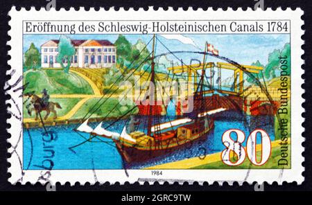 DEUTSCHLAND - UM 1984: Eine in Deutschland gedruckte Briefmarke zeigt die Zweihundertjahrfeier des Schleswig-Holsteinischen Kanals, um 1984 Stockfoto