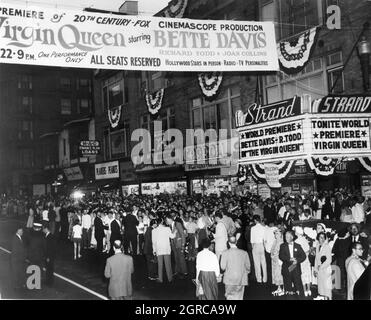 Weltpremiere im Strand Theatre New York im Juli 1955 von BETTE DAVIS als Elizabeth I von England und RICHARD TODD als Sir Walter Raleigh in DER VIRGIN QUEEN 1955 Regisseur HENRY KOSTER Musik Franz Waxman Produzent Charles Brackett kostümiert Mary Wills Twentieth Century Fox Stockfoto