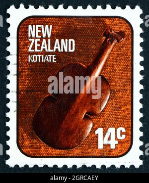 NEUSEELAND - UM 1976: Eine in Neuseeland gedruckte Marke zeigt Kotiate, violinförmige Handwaffe, um 1976 Stockfoto