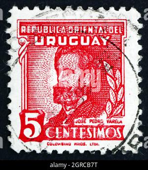 URUGUAY - UM 1945: Eine in Uruguay gedruckte Briefmarke zeigt Jose Pedro Varela, Politiker und Autor, um 1945 Stockfoto