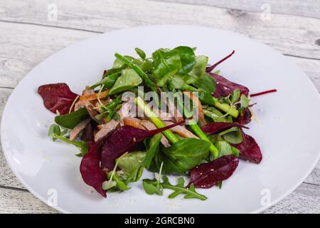 Gemischter Salat mit Fleisch und gekochten Spargel Stockfoto