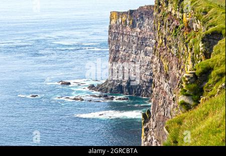 Diese majestätischen hohen Klippen befinden sich im Vorgebirge von Latrabjarg, dem westlichsten Punkt Islands - Heimat von Millionen von Vögeln, sie sind Europas größte Vogelklippe Stockfoto