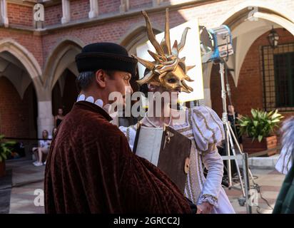 Krakau, Polen - 29. Juli 2021: Aufführung - Harmonia Mundi mit dem Cracovia Danza Ballet im Innenhof des Collegium Maius des Jagiell Stockfoto